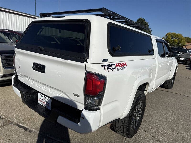 Used 2016 Toyota Tacoma TRD Sport AWD/4WD image 7