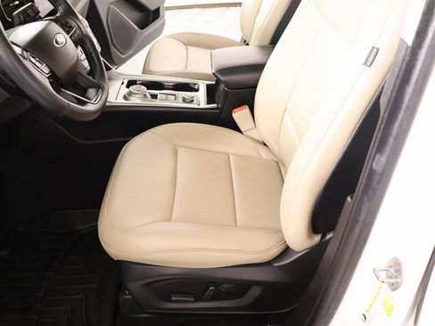 Used 2020 Ford Explorer XLT w/ Equipment Group 202A image 11