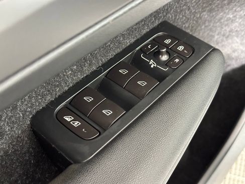 Used 2019 Volvo XC40 T5 R-Design image 38