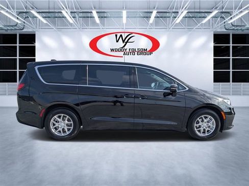 New 2026 Chrysler Pacifica Select image 2