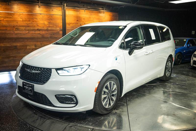 Used 2024 Chrysler Pacifica Limited FWD image 2