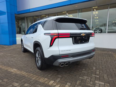 Used 2025 Chevrolet Traverse LT image 3