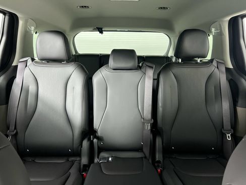 New 2026 Kia Carnival EX FWD image 33