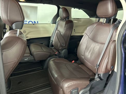 Used 2021 Toyota Sienna Limited image 32
