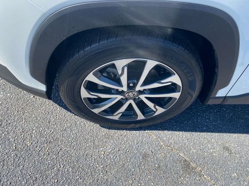 Used 2024 Toyota Corolla Cross XLE w/ Convenience Package image 22