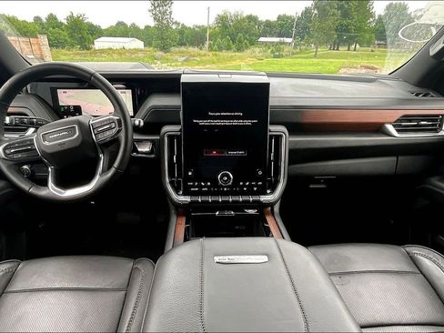 Used 2025 GMC Yukon XL Denali AWD/4WD image 11