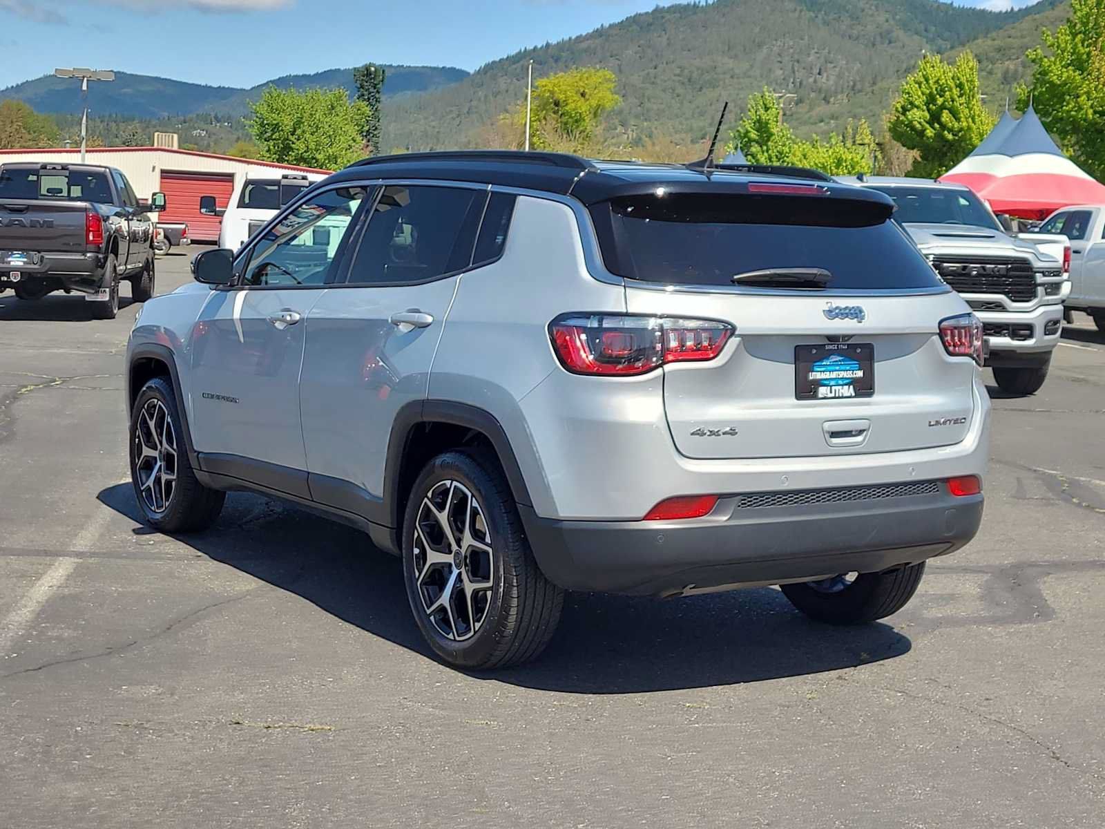 Used 2025 Jeep Compass Limited AWD/4WD image 12