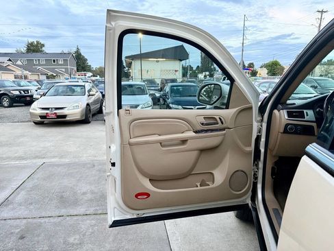 Used 2010 Cadillac Escalade Premium image 9