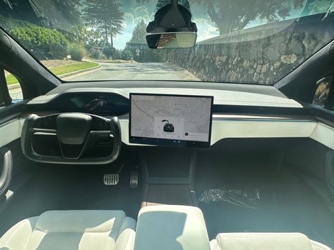 Used 2022 Tesla Model X image 3