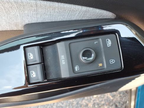 Certified 2025 Volkswagen ID.4 Pro RWD image 18