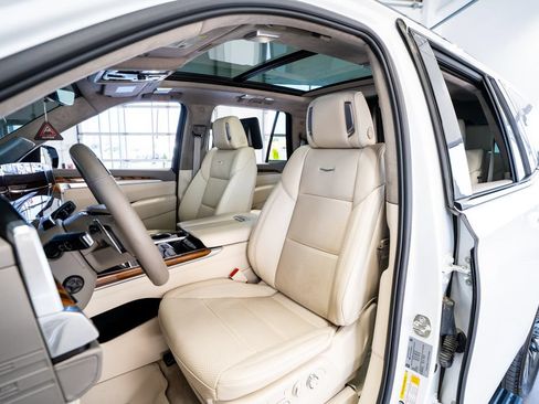Used 2025 Cadillac Escalade Sport Platinum AWD/4WD image 36
