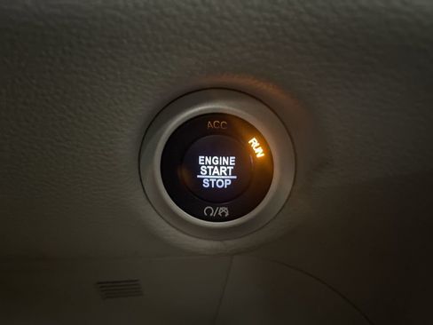 Used 2021 Chrysler Pacifica Limited AWD/4WD image 11