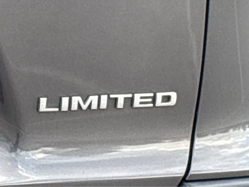 Used 2019 Jeep Cherokee Limited FWD image 11