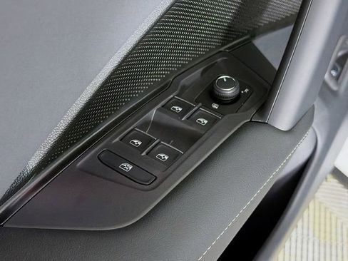 New 2026 Volkswagen Tiguan SE FWD image 18