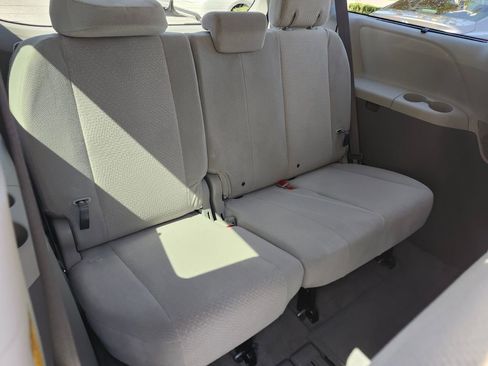 Used 2014 Toyota Sienna LE image 17