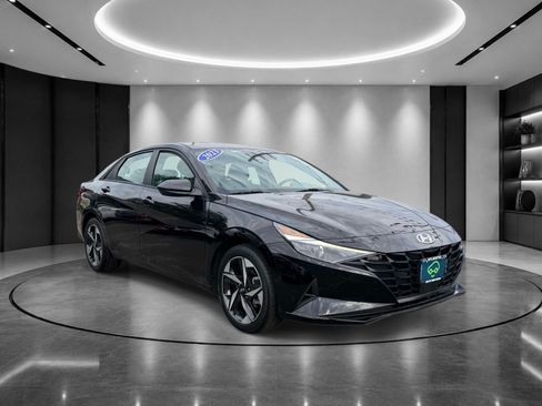 Used 2023 Hyundai Elantra SEL w/ Convenience Package FWD image 2