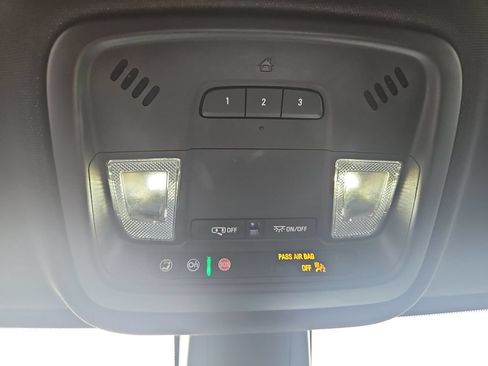 Used 2023 Chevrolet Traverse LT FWD image 19