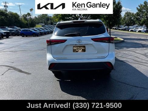 Used 2023 Toyota Highlander XLE AWD/4WD image 6