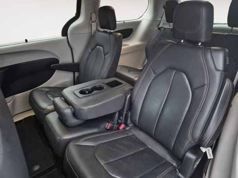 Used 2020 Chrysler Pacifica Touring-L image 23
