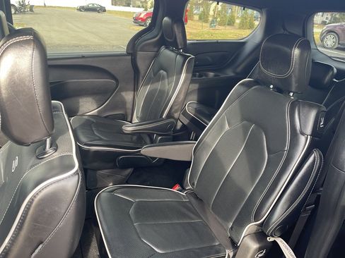 Used 2025 Chrysler Pacifica Limited image 28
