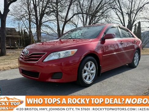 Used 2011 Toyota Camry LE image 1