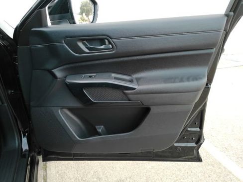 Used 2025 Nissan Pathfinder SV FWD image 18