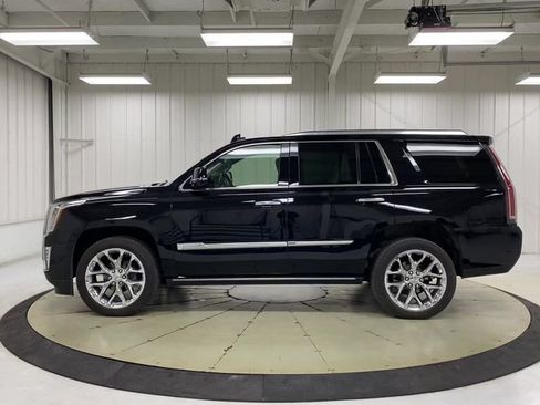 Used 2017 Cadillac Escalade Premium Luxury AWD/4WD image 5
