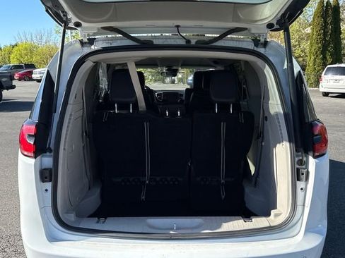 Used 2023 Chrysler Pacifica Touring-L FWD image 8