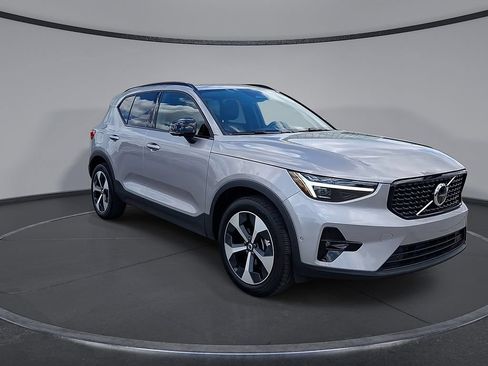 Certified 2026 Volvo XC40 B5 Plus AWD/4WD image 5