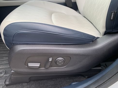 Used 2025 Kia Carnival EX FWD image 15