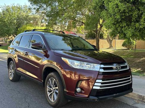 Used 2019 Toyota Highlander XLE image 2