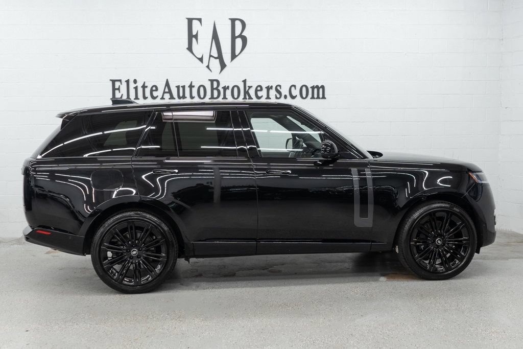 Used 2025 Land Rover Range Rover SE AWD/4WD image 5