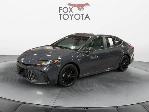 Used 2025 Toyota Camry SE image 1