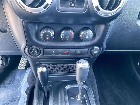 Used 2018 Jeep Wrangler Unlimited Sahara AWD/4WD image 12