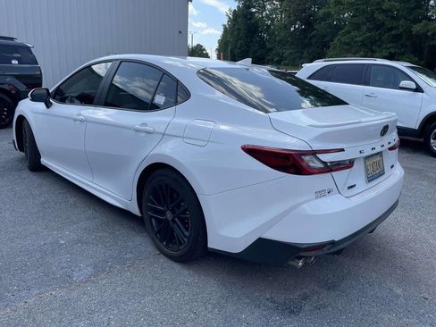 Used 2025 Toyota Camry SE image 3