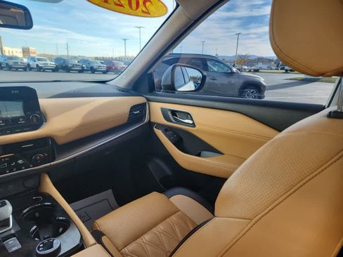 Used 2021 Nissan Rogue Platinum image 19