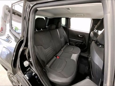 Used 2017 Jeep Renegade Altitude FWD image 18