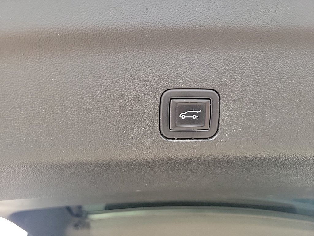 Used 2023 GMC Yukon XL Denali Ultimate AWD/4WD image 9