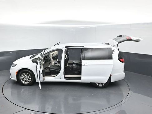 Used 2024 Chrysler Pacifica Touring-L image 54