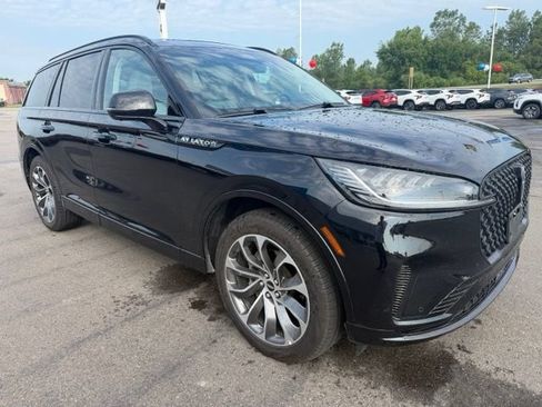 Used 2025 Lincoln Aviator AWD w/ Jet Appearance Package image 3