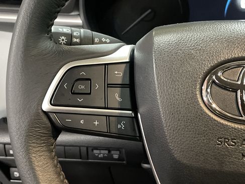 Used 2025 Toyota Sienna XLE image 19