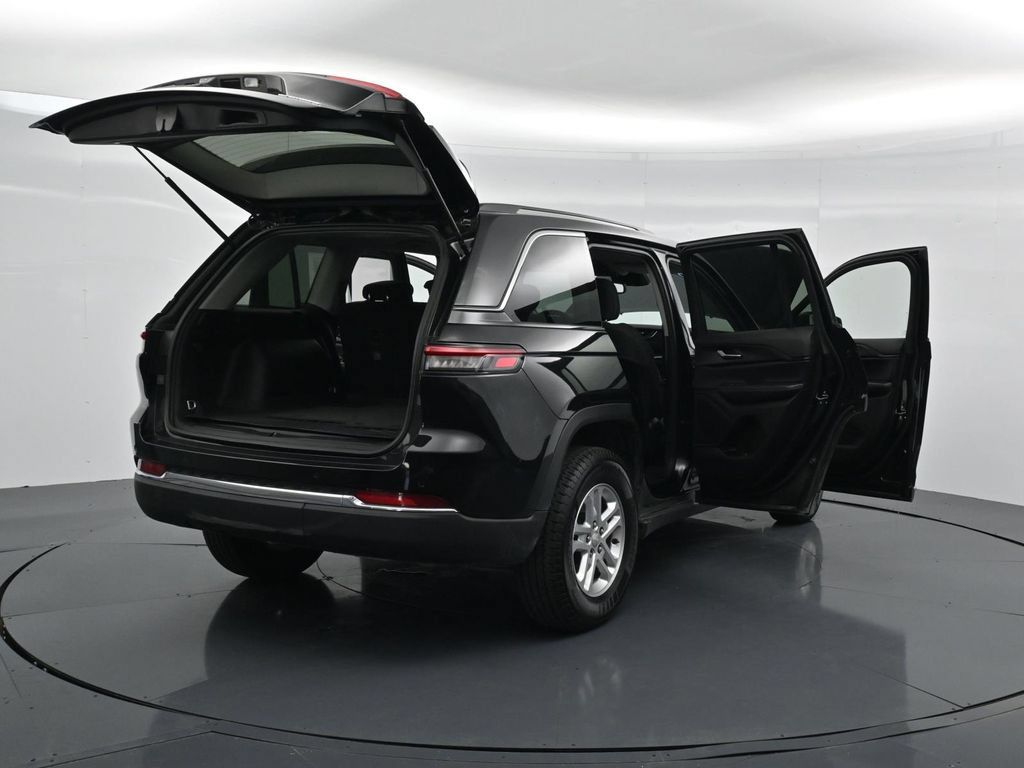 Used 2023 Jeep Grand Cherokee Laredo RWD image 36