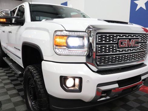 Used 2018 GMC Sierra 2500 Denali w/ Duramax Plus Package AWD/4WD image 22