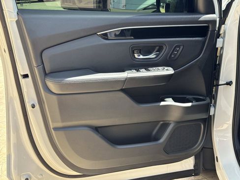 Used 2025 Honda Pilot Touring image 11