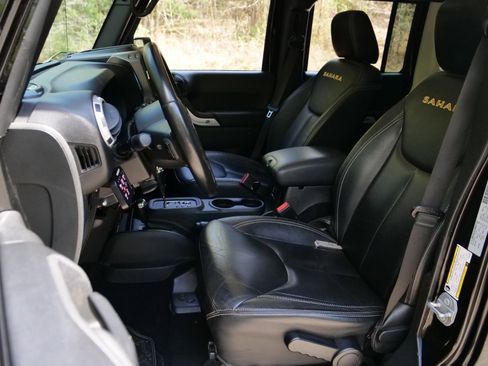 Used 2015 Jeep Wrangler Unlimited Sahara w/ Connectivity Group AWD/4WD image 3