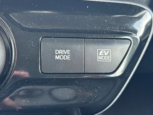 Certified 2022 Toyota Prius LE image 32