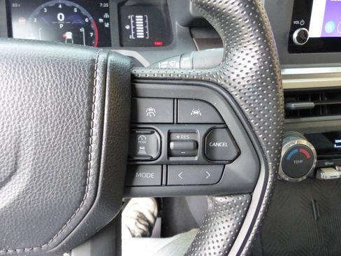 Used 2025 Toyota Tacoma SR5 AWD/4WD image 32