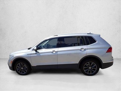 Used 2022 Volkswagen Tiguan SE image 2