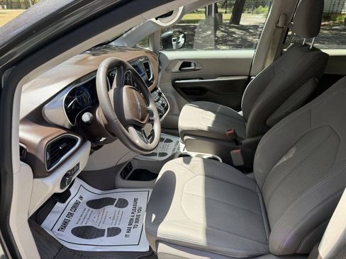 Used 2017 Chrysler Pacifica Touring FWD image 11