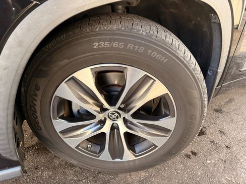 Used 2021 Toyota Highlander XLE image 44